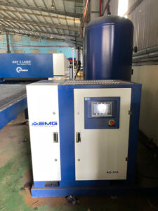 Máy nén khí AEMG trong nhà xưởng cơ khí