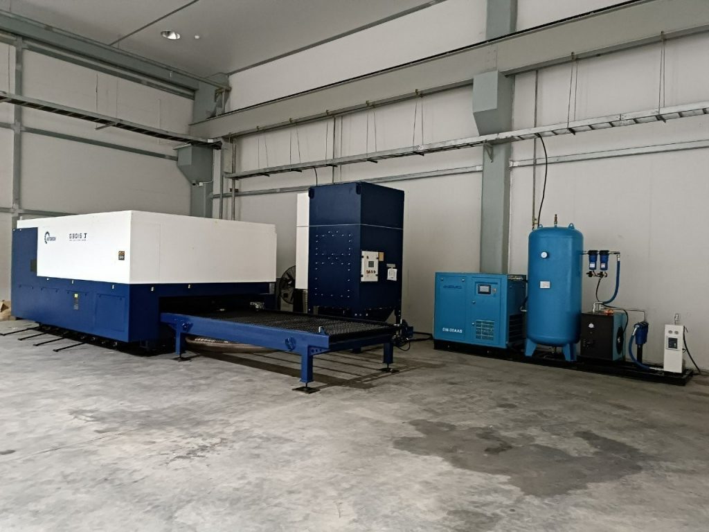 Máy gia công tấm và hệ thống máy nén khí 