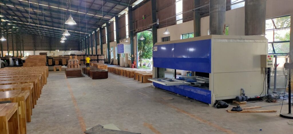 Ứng dụng máy nén khí trục vít cho xưởng gỗ 4 hệ thống phun sơn gỗ