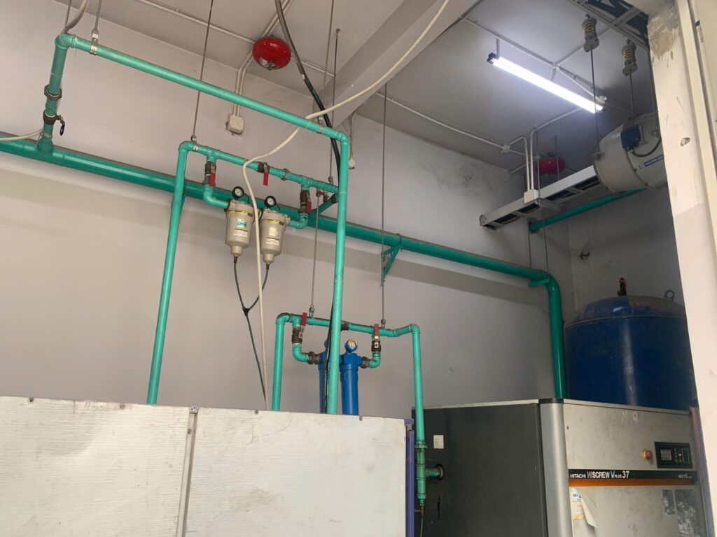 Phòng máy nén khí kết nối bằng ống kẽm