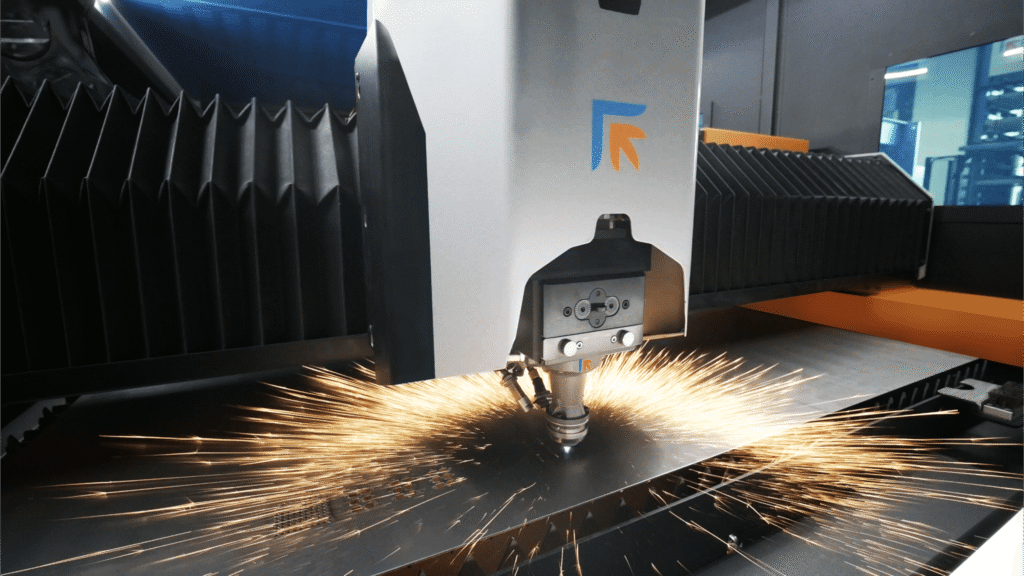 Máy cắt laser Fiber đang thực hiện quá trình cắt tấm kim loại