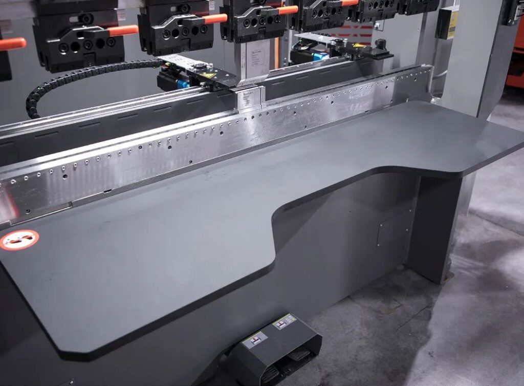 Bàn máy và hệ thống đỡ phôi máy chấn cnc